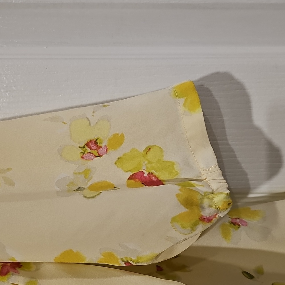 Cabi Go-to-blouse Spring 2023 flower floral light pastel muted yellow Sz S EUC - Picture 10 of 14